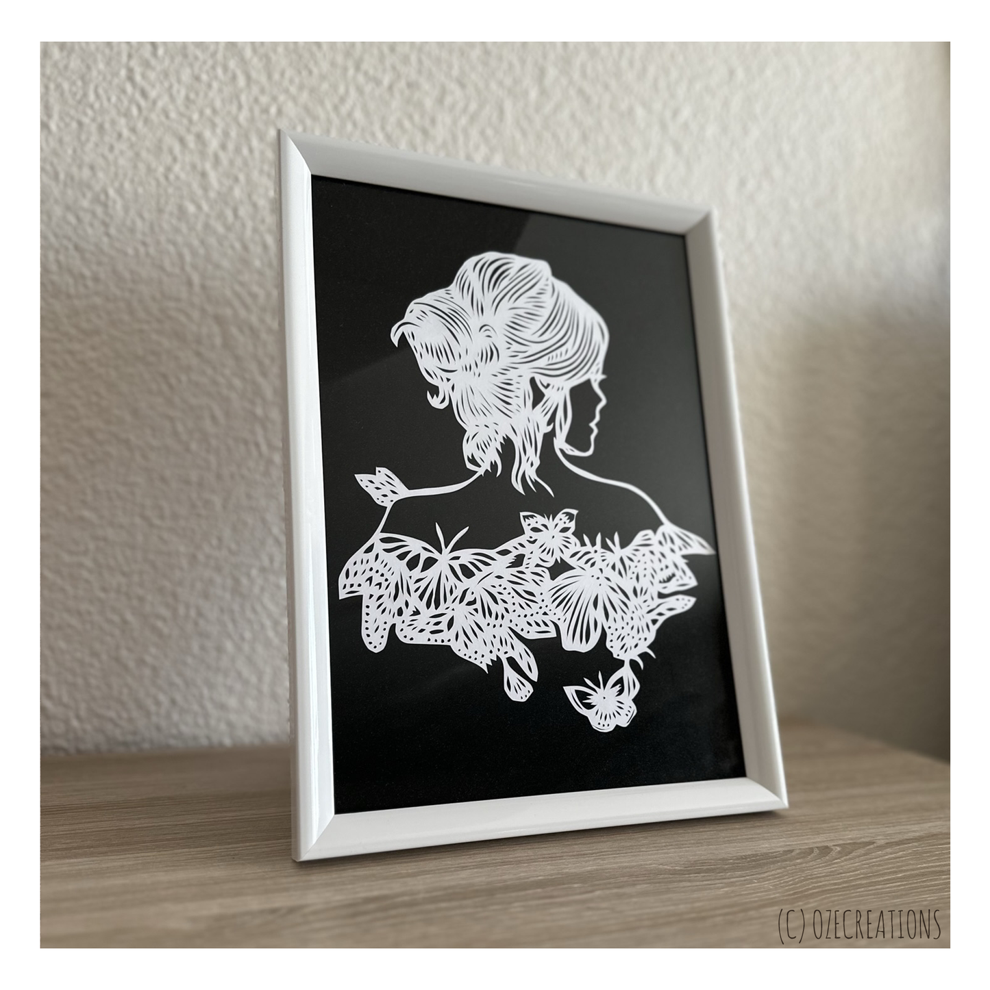Cadre - Femme Chignon et Papillons
