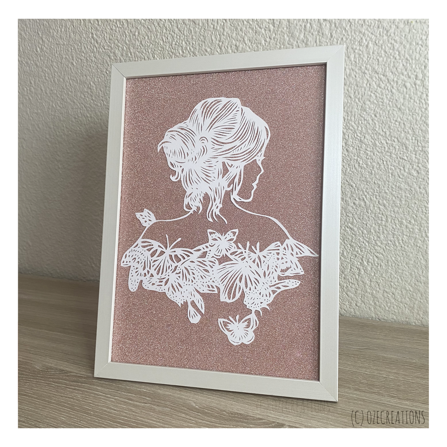 Cadre - Femme Chignon et Papillons